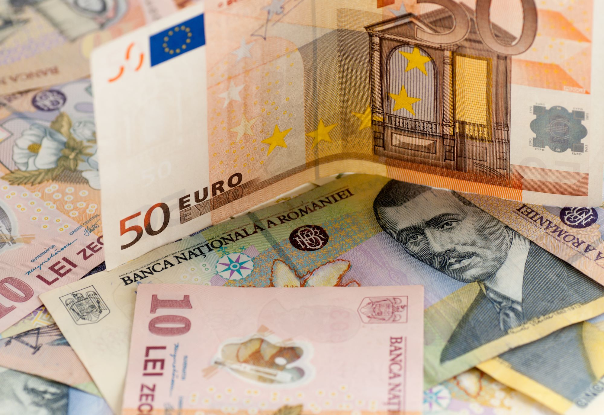 Vrei să cumperi o locuință sau ai un credit ipotecar? Specialiștii îți explică efectele cursului în creștere și impactul fluctuațiilor ROBOR – GRAFICE